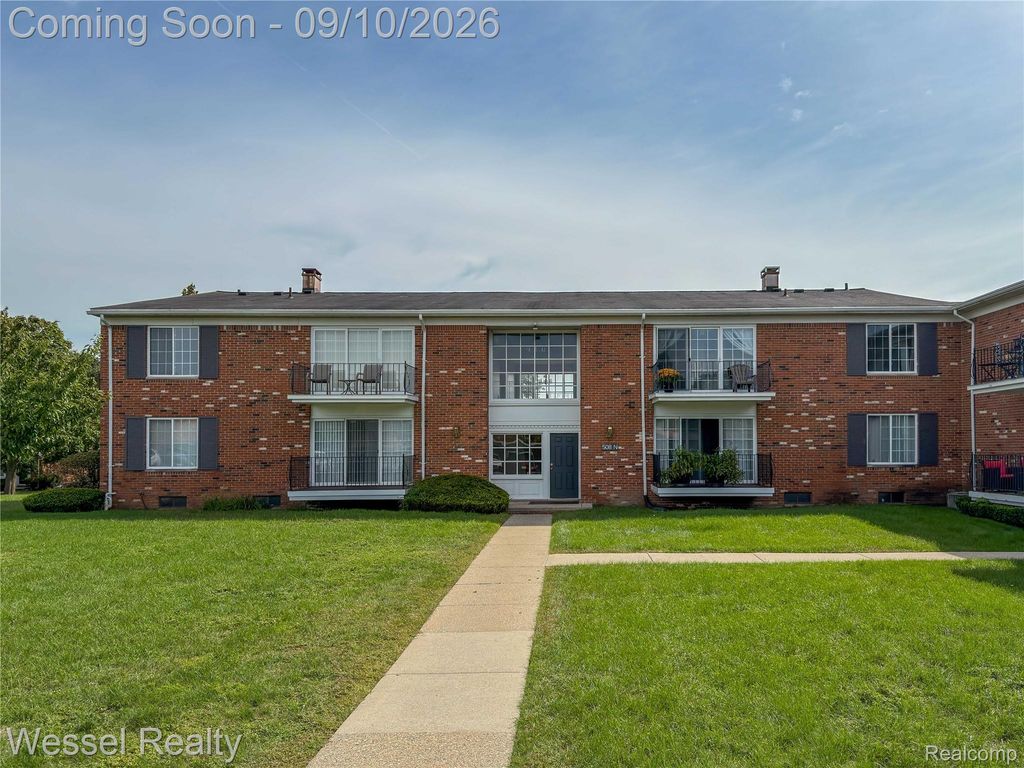 508 Fox Hills Drive N A7, Bloomfield Charter Township, MI 48304