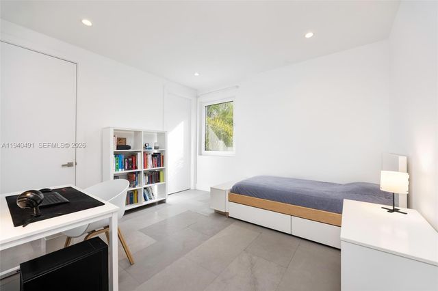 3655 Avocado Ave, Coconut Grove, FL 33133