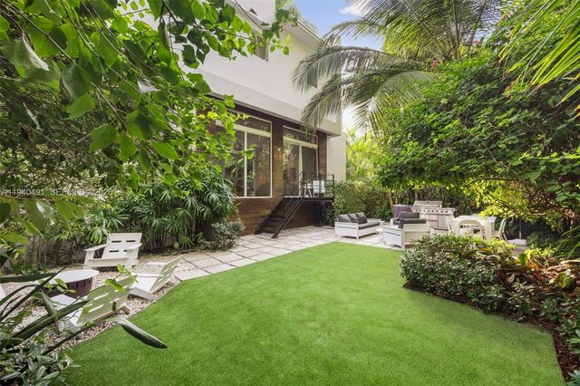 3655 Avocado Ave, Coconut Grove, FL 33133