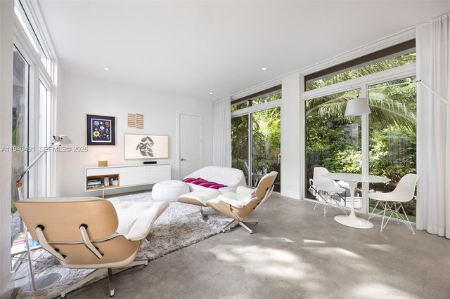 3655 Avocado Ave, Coconut Grove, FL 33133