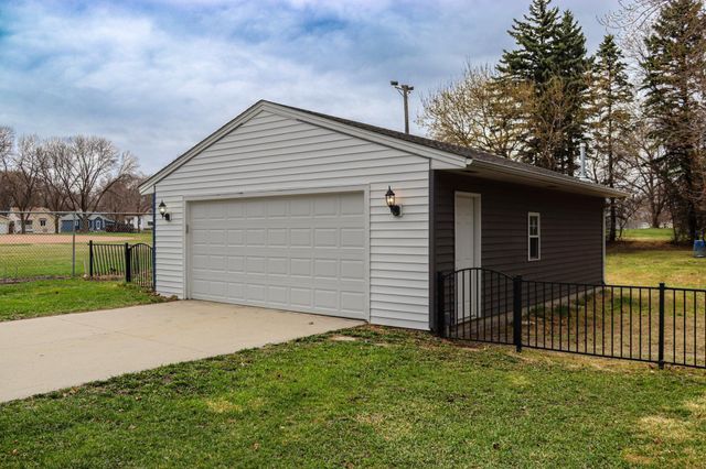 1016 Ella Avenue NW, Willmar, MN 56201