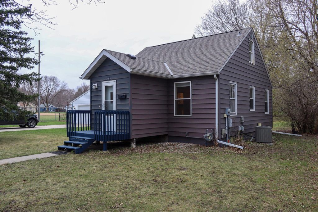 1016 Ella Avenue NW, Willmar, MN 56201