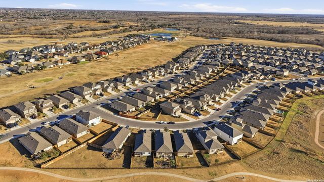481 Middle Green, Floresville, TX 78114