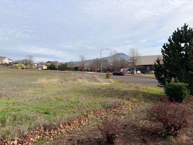 3583 Arrowhead Drive, Medford, OR 97504