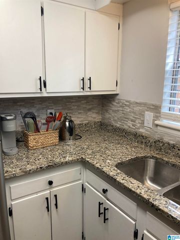 2038 Montreat Cir Apt B, Vestavia Hills, AL 35216