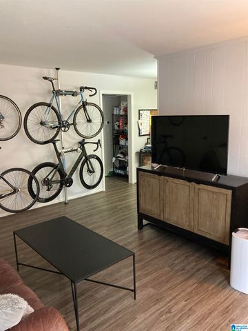 2038 Montreat Cir Apt B, Vestavia Hills, AL 35216