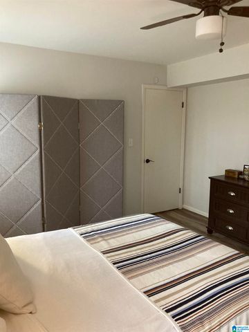 2038 Montreat Cir Apt B, Vestavia Hills, AL 35216