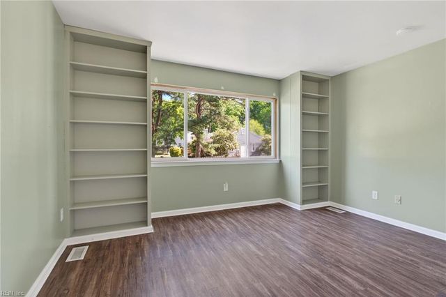 510 Heacox LN, Newport News, VA 23608