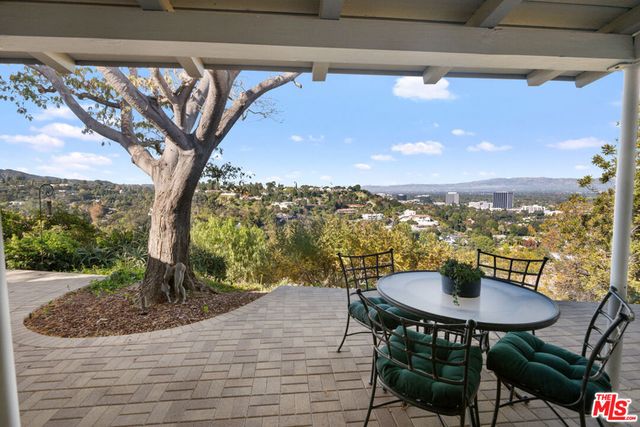 15570 Briarwood Drive, Sherman Oaks, CA 91403