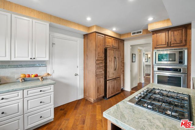 15570 Briarwood Drive, Sherman Oaks, CA 91403