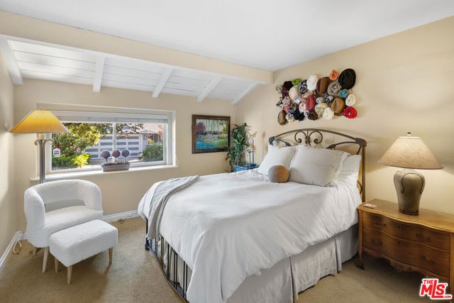 15570 Briarwood Drive, Sherman Oaks, CA 91403