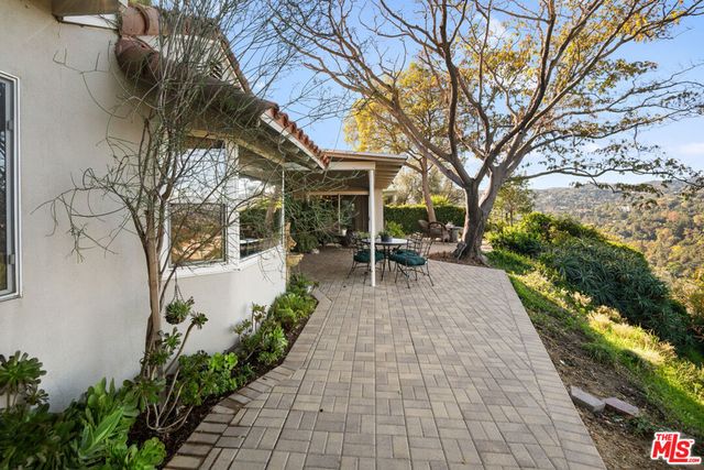 15570 Briarwood Drive, Sherman Oaks, CA 91403