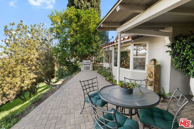 15570 Briarwood Drive, Sherman Oaks, CA 91403