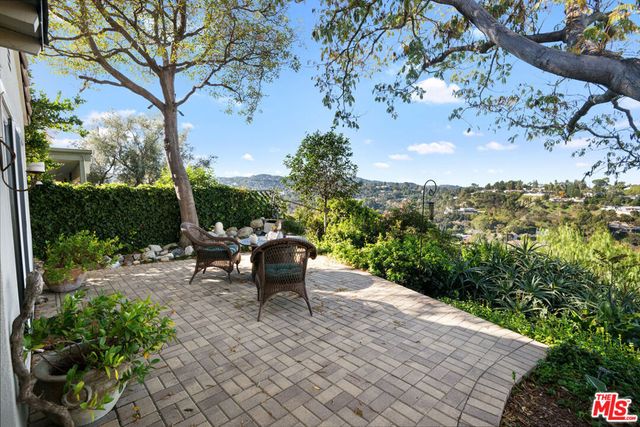 15570 Briarwood Drive, Sherman Oaks, CA 91403