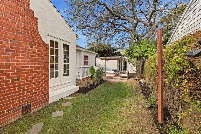 1017 Henderson Avenue, Menlo Park, CA 94025