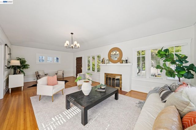 3244 Fernside Blvd, Alameda, CA 94501