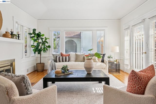 3244 Fernside Blvd, Alameda, CA 94501