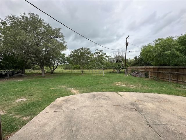 332 Woodlawn St, Sinton, TX 78387