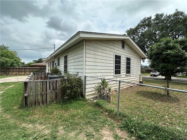 332 Woodlawn St, Sinton, TX 78387