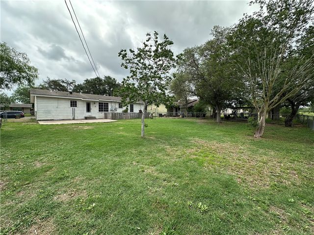 332 Woodlawn St, Sinton, TX 78387
