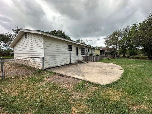 332 Woodlawn St, Sinton, TX 78387