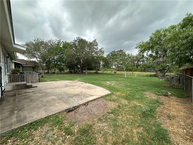 332 Woodlawn St, Sinton, TX 78387