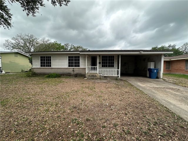 332 Woodlawn St, Sinton, TX 78387