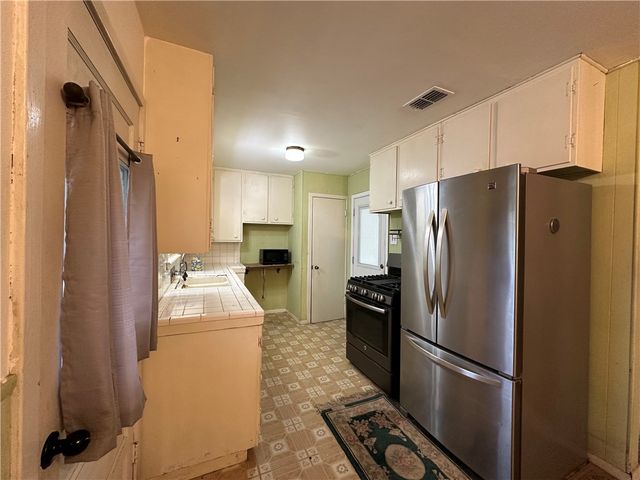 332 Woodlawn St, Sinton, TX 78387