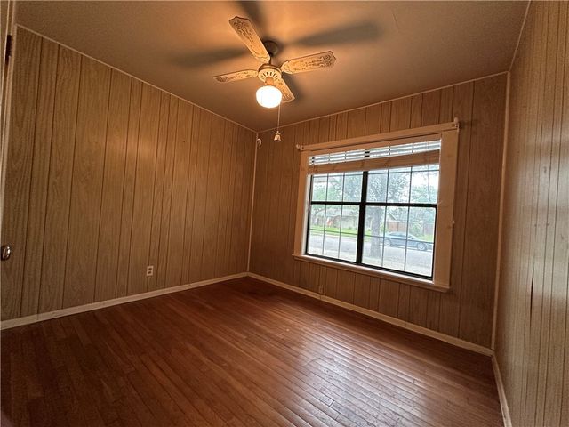 332 Woodlawn St, Sinton, TX 78387