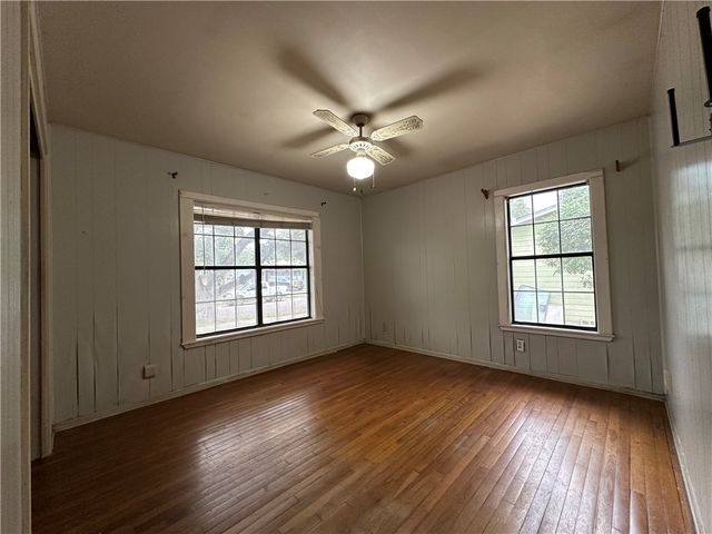 332 Woodlawn St, Sinton, TX 78387