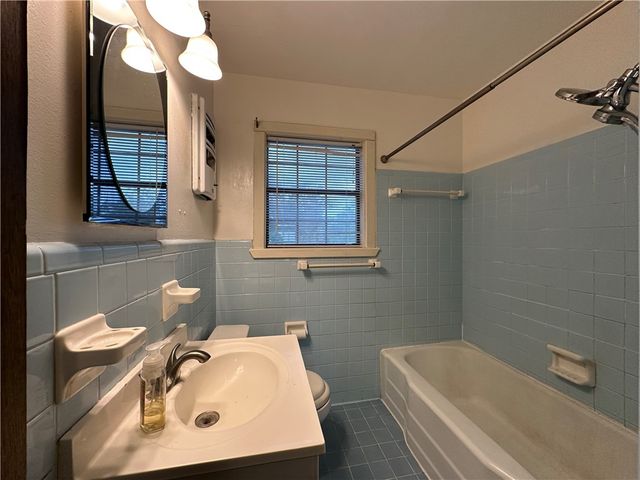 332 Woodlawn St, Sinton, TX 78387