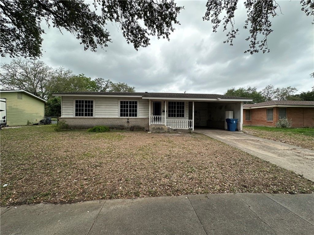 332 Woodlawn St, Sinton, TX 78387