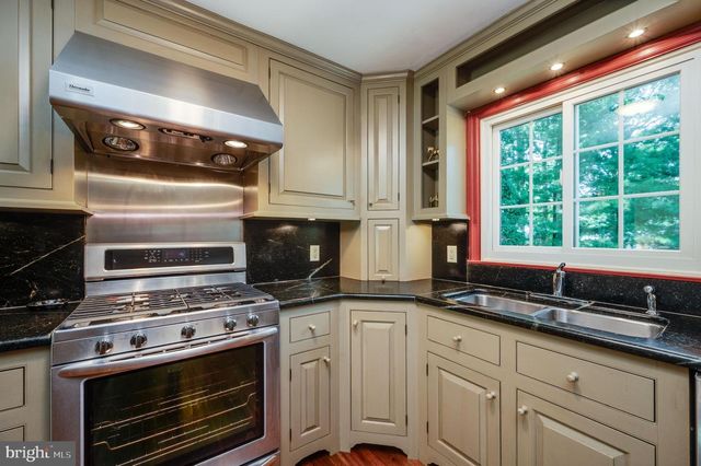 19 BIRCHWOOD RD, Wyomissing, PA 19610