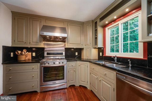 19 BIRCHWOOD RD, Wyomissing, PA 19610