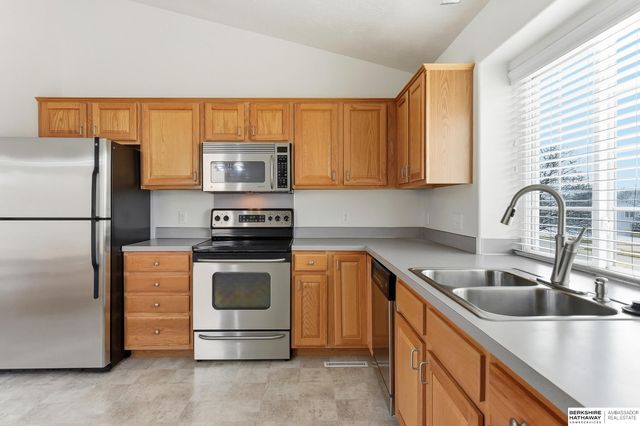 1114 Woodview Circle, Papillion, NE 68046