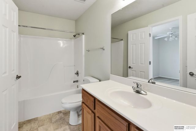 1114 Woodview Circle, Papillion, NE 68046