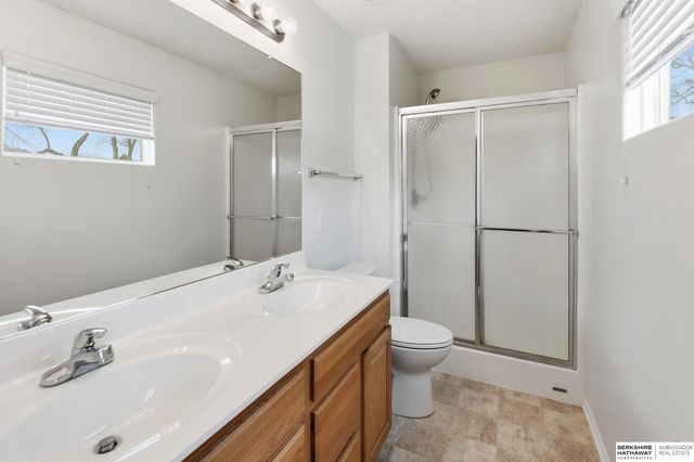 1114 Woodview Circle, Papillion, NE 68046