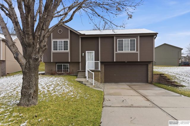 1114 Woodview Circle, Papillion, NE 68046