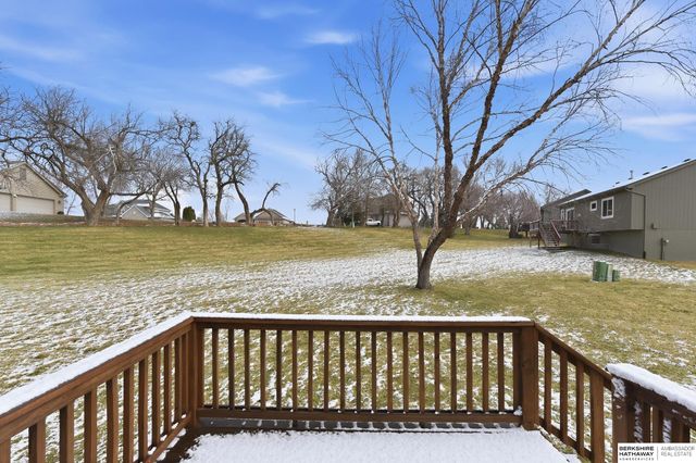 1114 Woodview Circle, Papillion, NE 68046