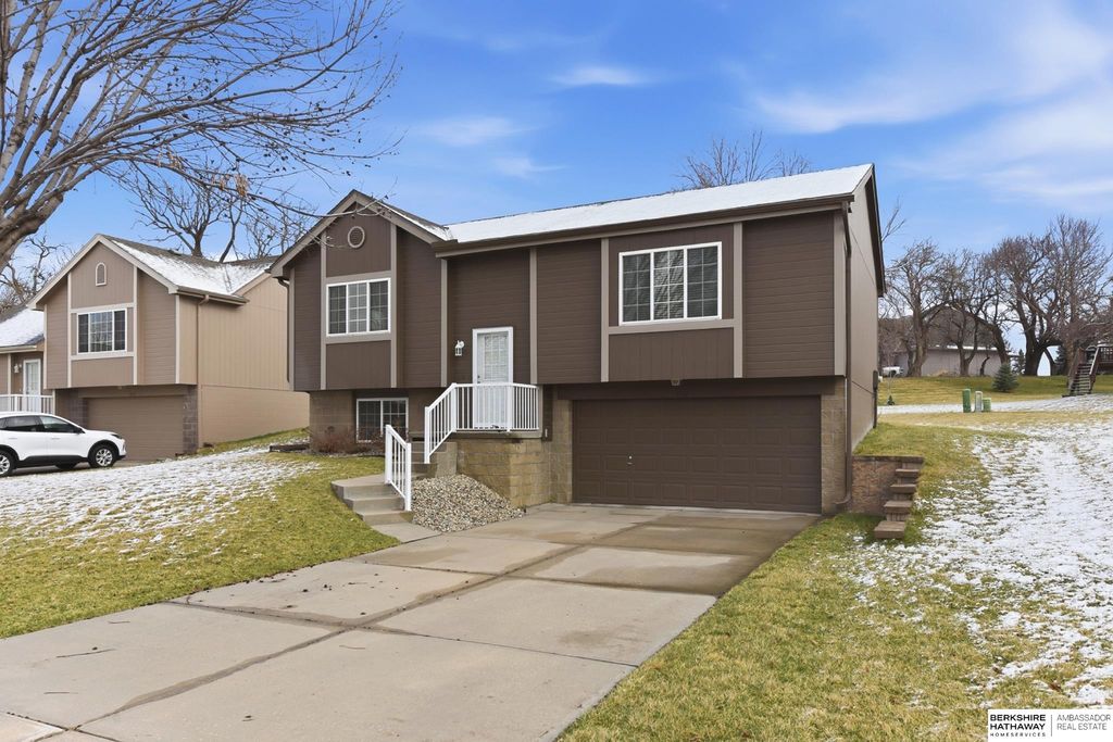 1114 Woodview Circle, Papillion, NE 68046