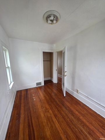 2022 Roger Street, South Bend, IN 46628