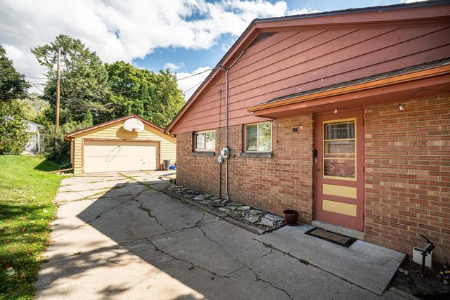 W67N786 Evergreen BOULEVARD, Cedarburg, WI 53012