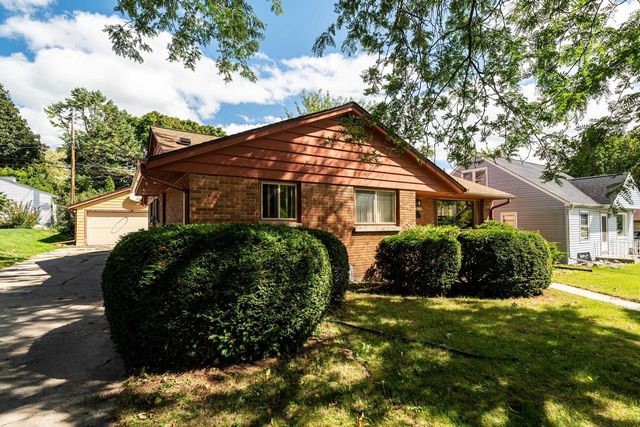W67N786 Evergreen BOULEVARD, Cedarburg, WI 53012
