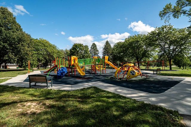 W67N786 Evergreen BOULEVARD, Cedarburg, WI 53012