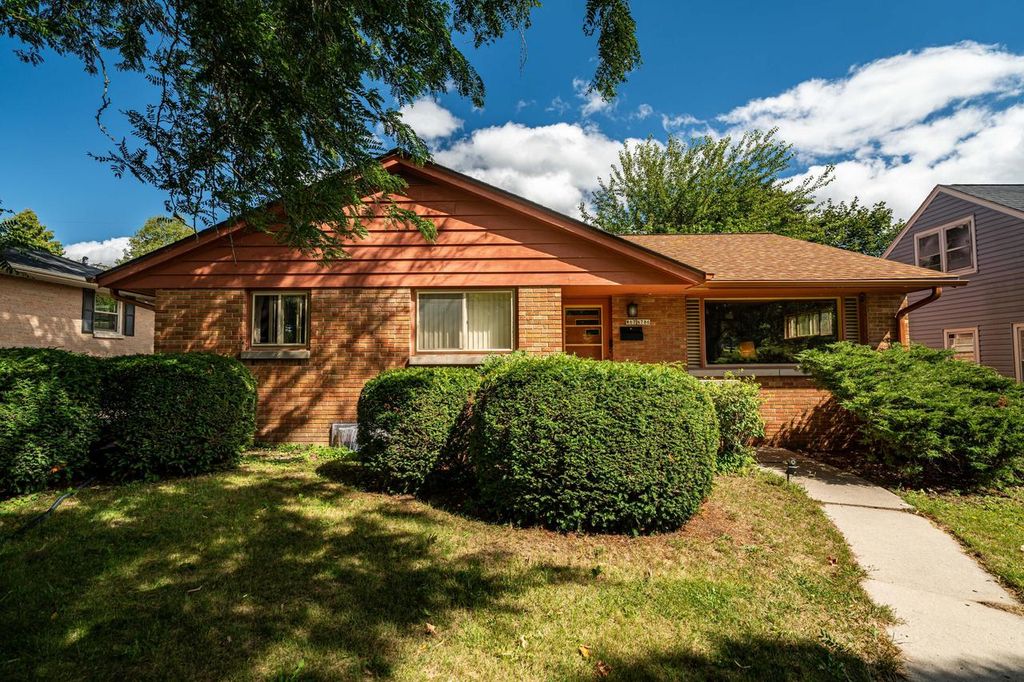 W67N786 Evergreen BOULEVARD, Cedarburg, WI 53012