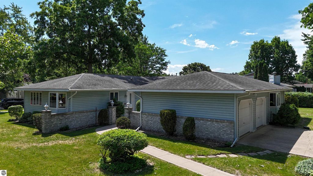 Image 1 of property listing at 1428 E Broadway Street, Mt Pleasant, MI 48858