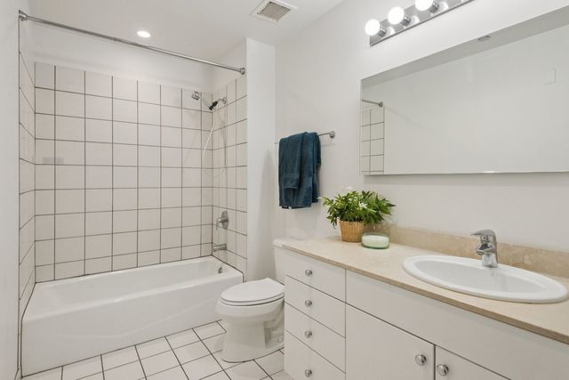 8 E RANDOLPH Street 2904, Chicago, IL 60601