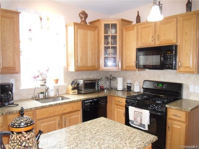 6 Blackmoor Circle, Highland Mills, NY 10930