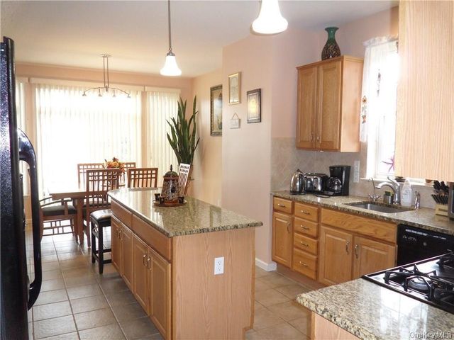 6 Blackmoor Circle, Highland Mills, NY 10930