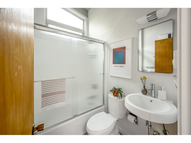 3331 Se STEELE St, Portland, OR 97202